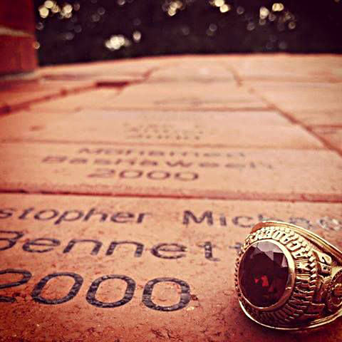 The class ring is a symbol of the bond between classmates and loyalty to the military school. 