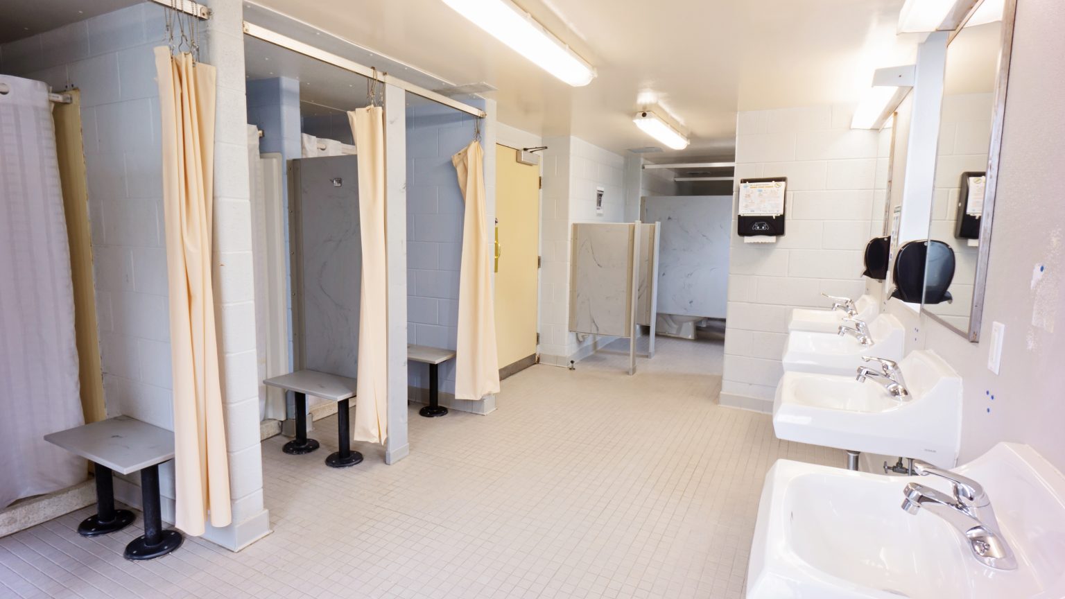 4-A-Upper-School_Sonner-Payne_Boys-Dorm_Bathroom_DSC06748-1536x864.jpg