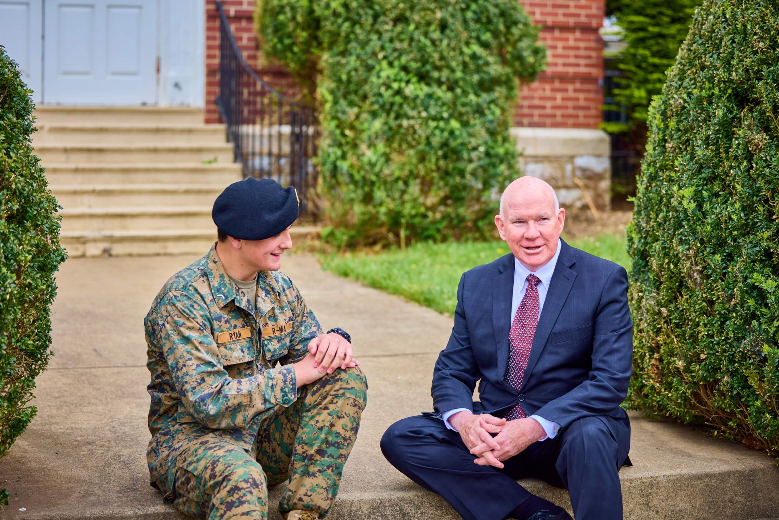 A faculty mentor meeting one-on-one with a student